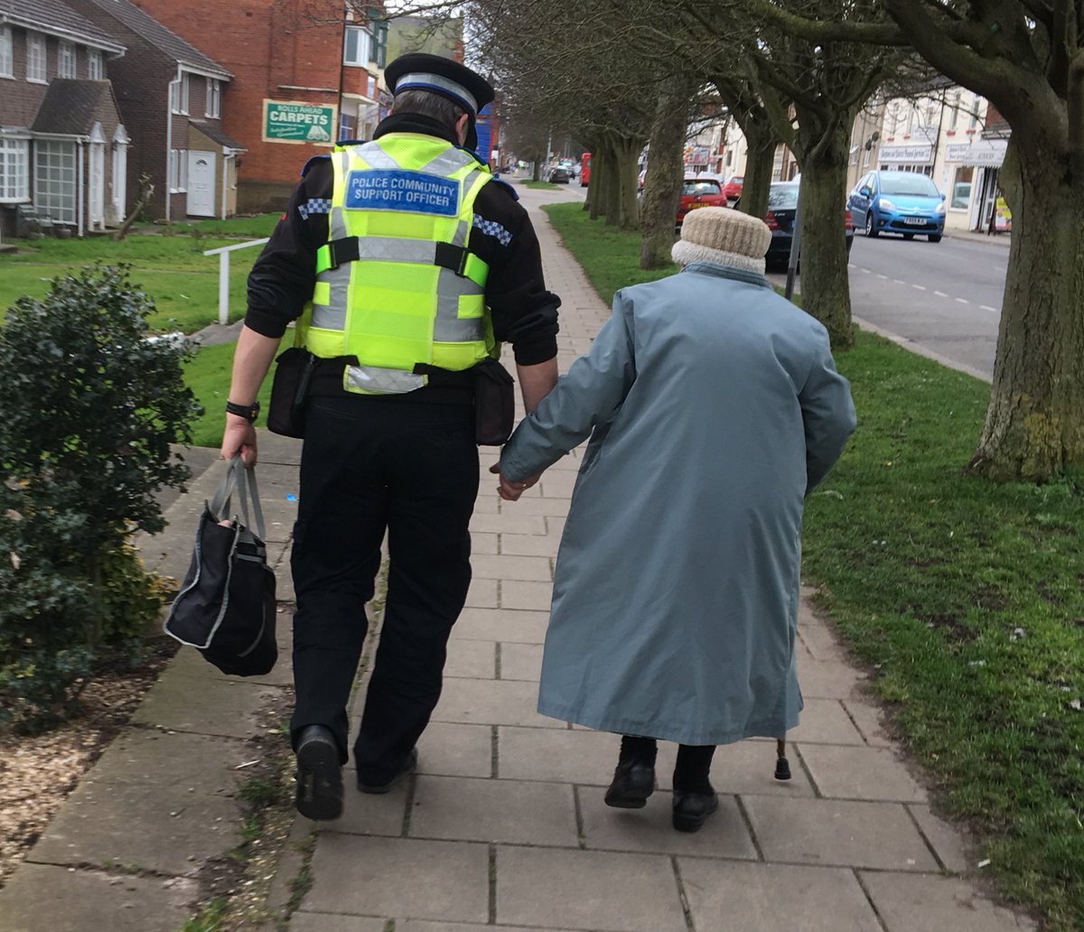 Polícia ajuda idosa que se tinha perdido