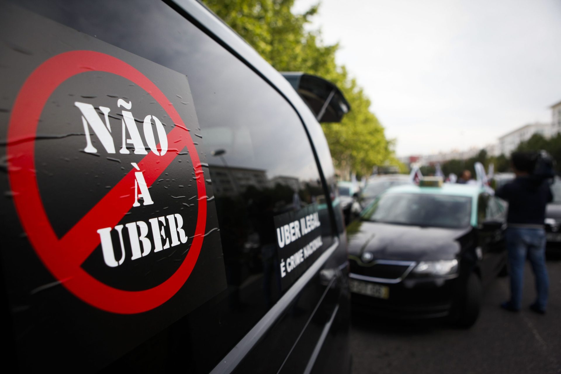 Taxistas marcam novo protesto contra Uber e Cabify