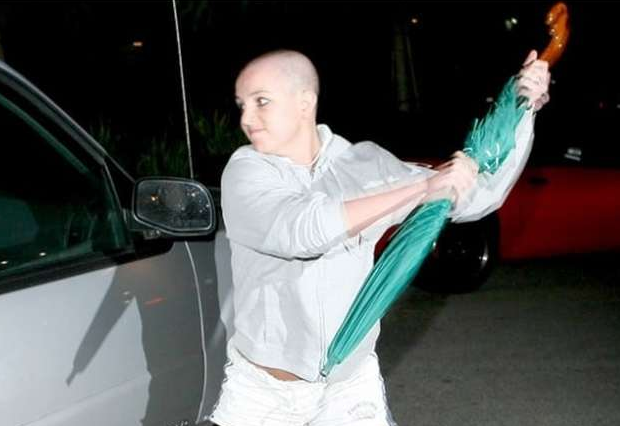 Guarda-chuva que Britney Spears usou para atacar paparazzi vai ser leiloado