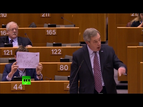 “Ele está a mentir-vos”: O cartaz de protesto do deputado trabalhista no Parlamento Europeu [Vídeo]