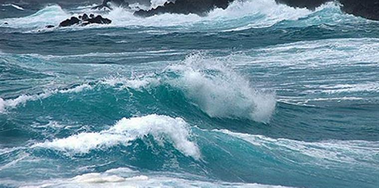 Surfista resgatado das ondas da Nazaré