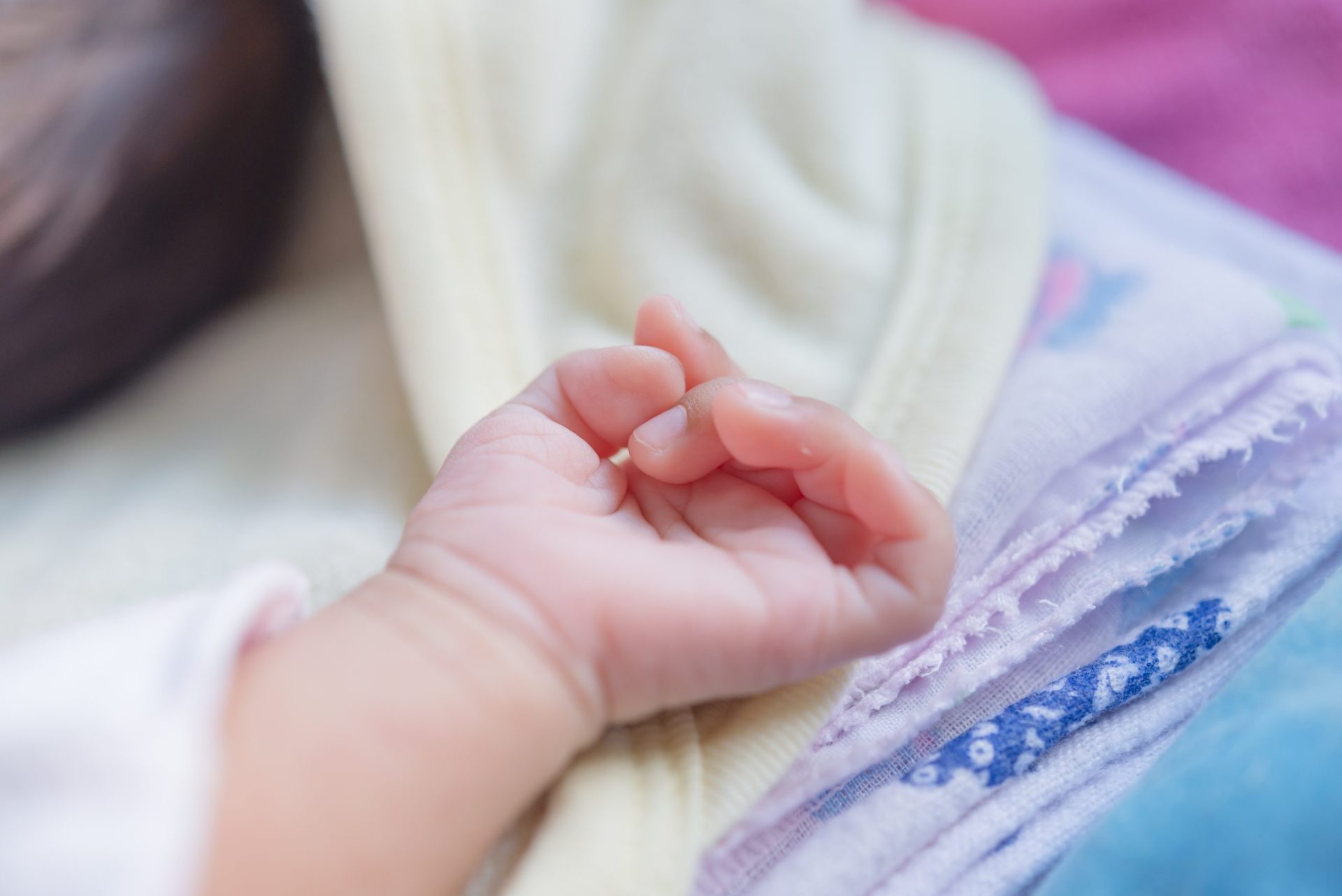 Bebé morre à fome após pais terem morrido de overdose