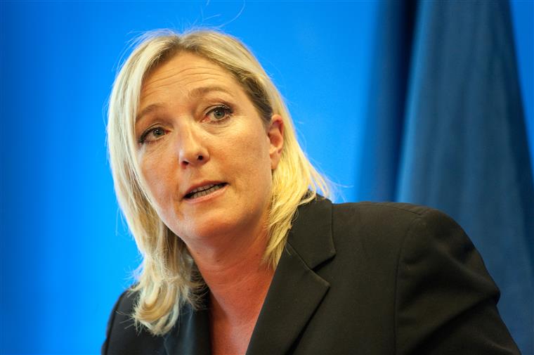 Jornalista é expulso de evento após fazer pergunta a Marine Le Pen