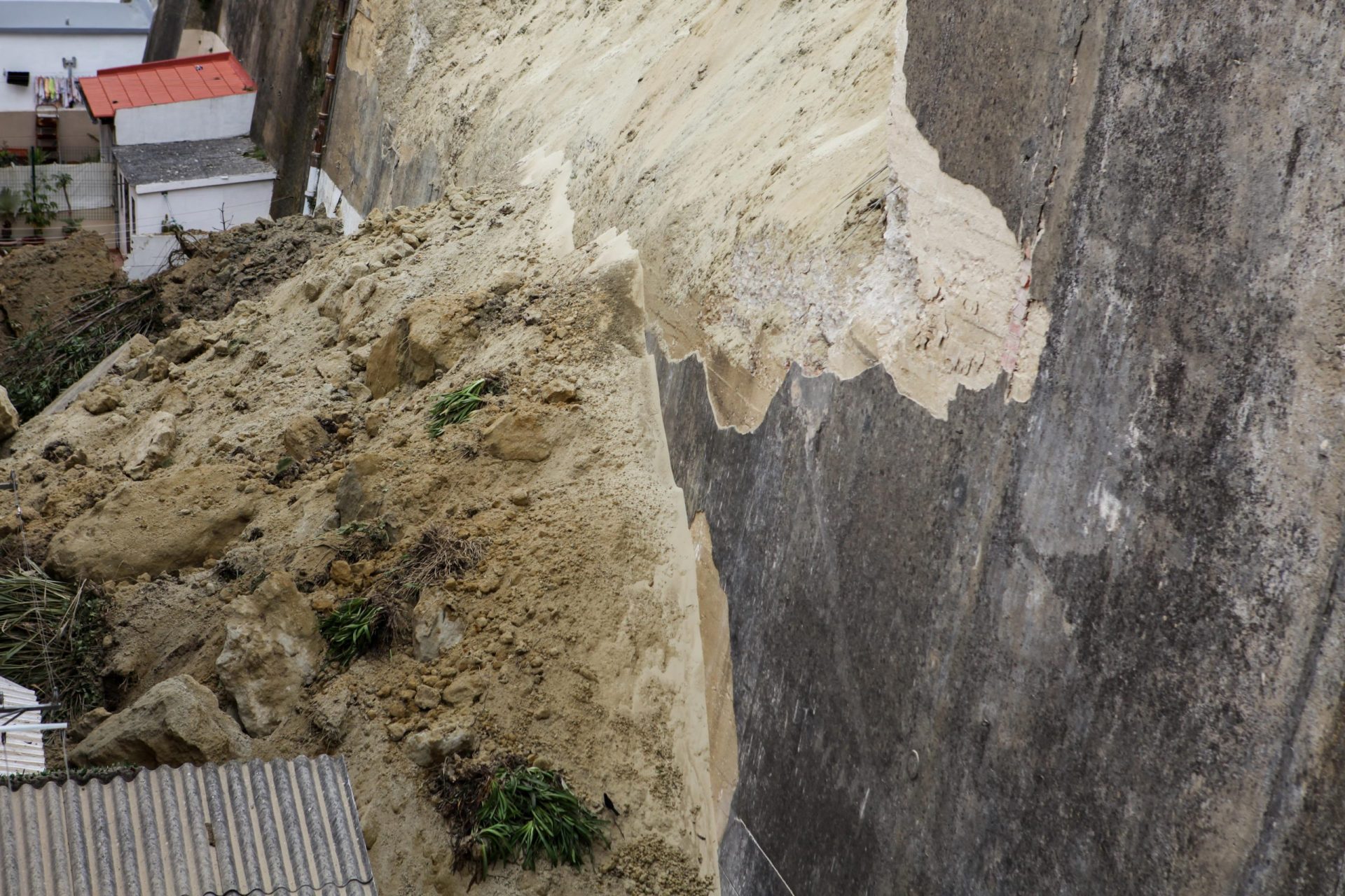 Terra continua a deslizar em Rua de Lisboa