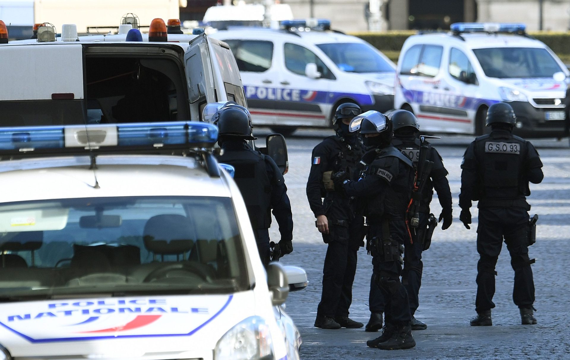 Militar dispara contra agressor junto ao museu do Louvre