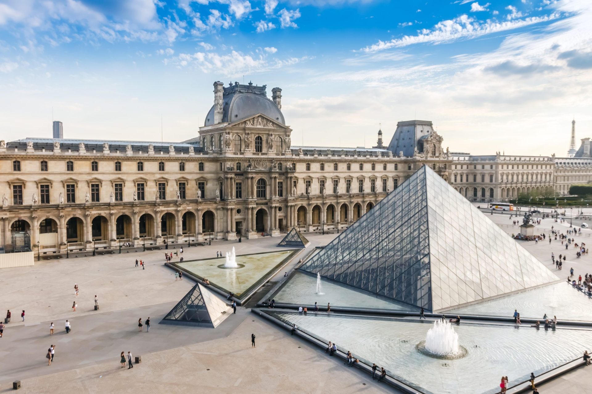 Louvre reabre portas depois de ataque de sexta-feira