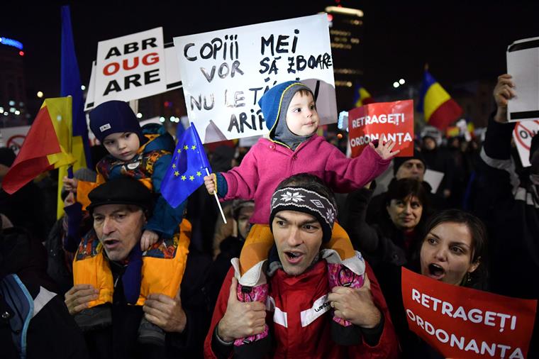 Governo romeno recua com lei que despenalizava corrupção
