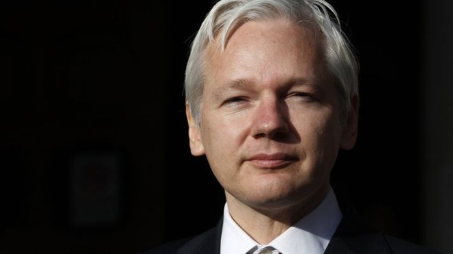 Julian Assange pede liberdade de volta