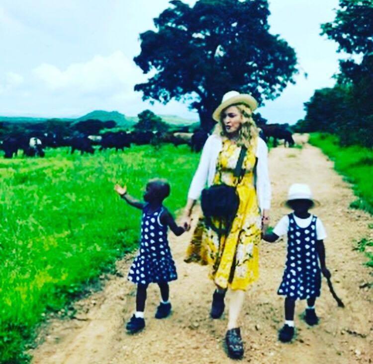 Madonna adota duas crianças do Malawi e usa redes sociais para as apresentar