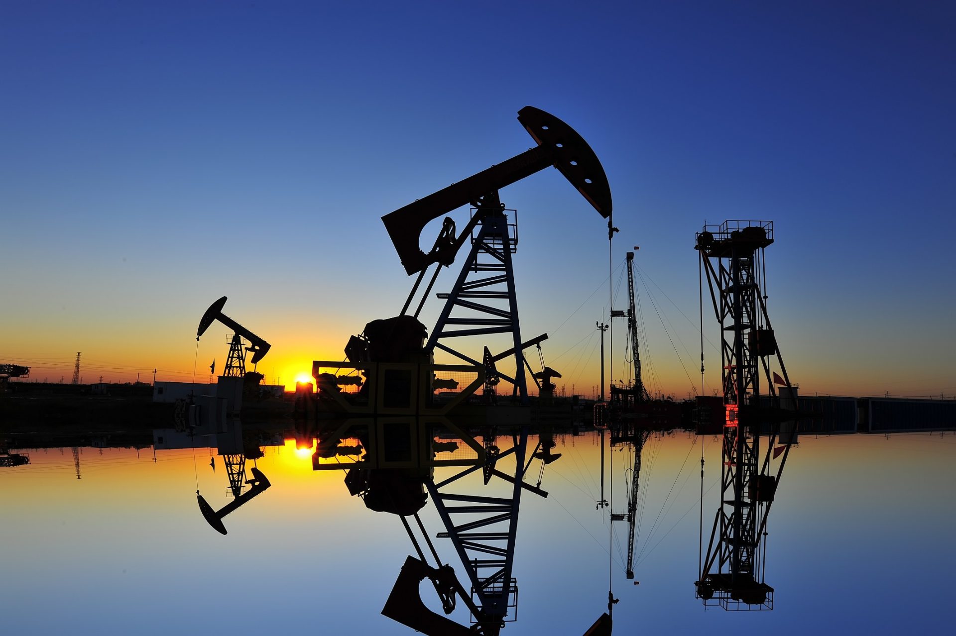 Preço do petróleo abaixo dos 50 dólares pela primeira vez este ano