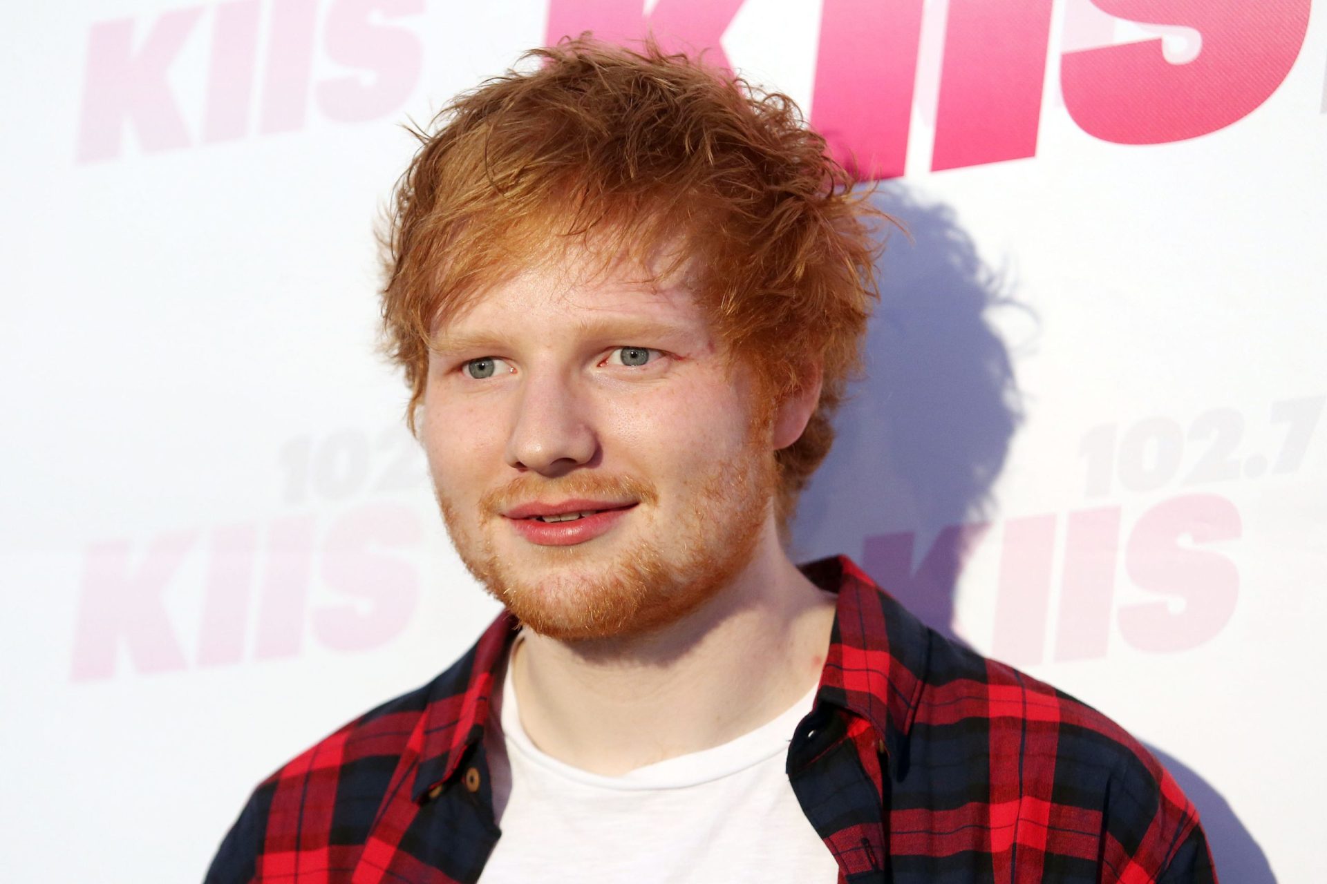 Ed Sheeran emociona-se com menina que perdeu o pai [Vídeo]