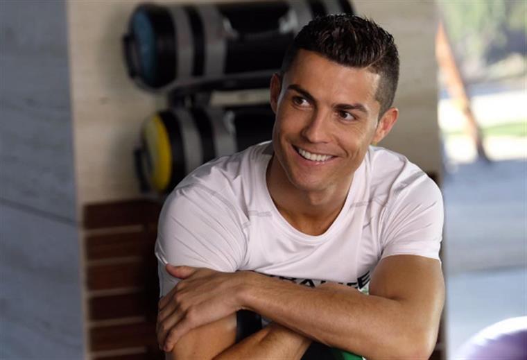 Cristiano Ronaldo vai ser pai de gémeos
