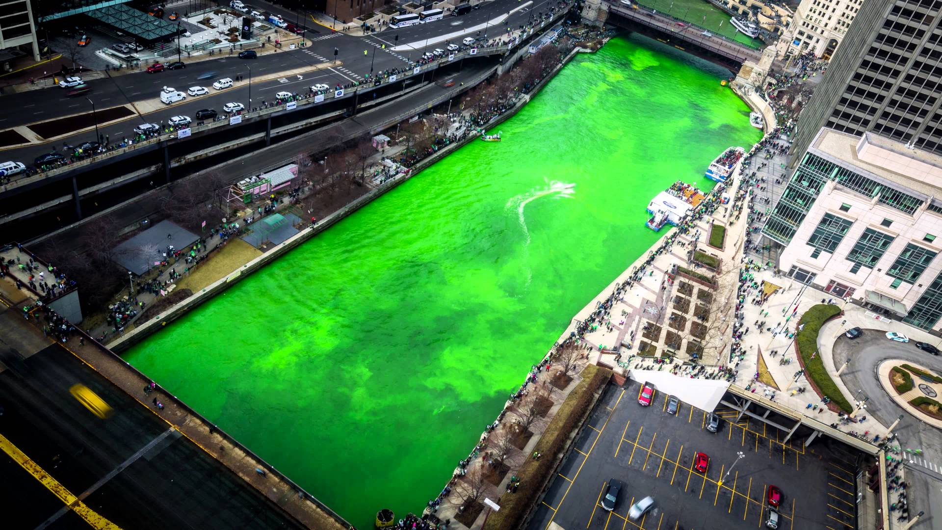 St.Patrick’s Day. Até o rio ficou verde