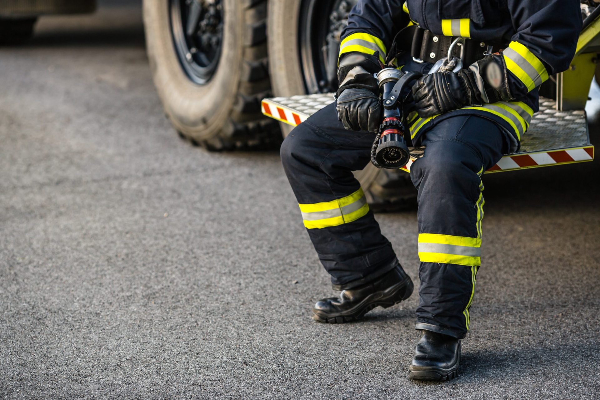 Dois bombeiros ficam feridos durante incêndio em Tondela