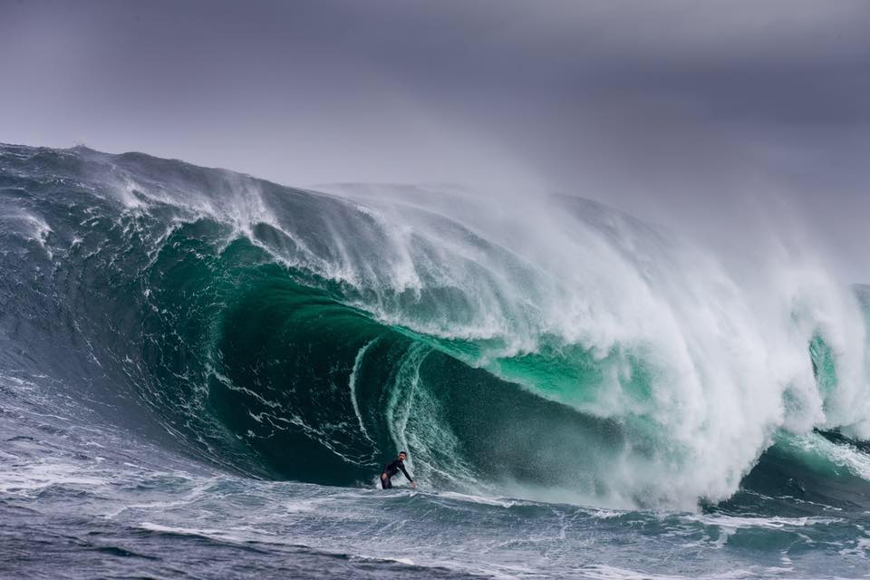 Surfista apanha onda gigante na Nazaré