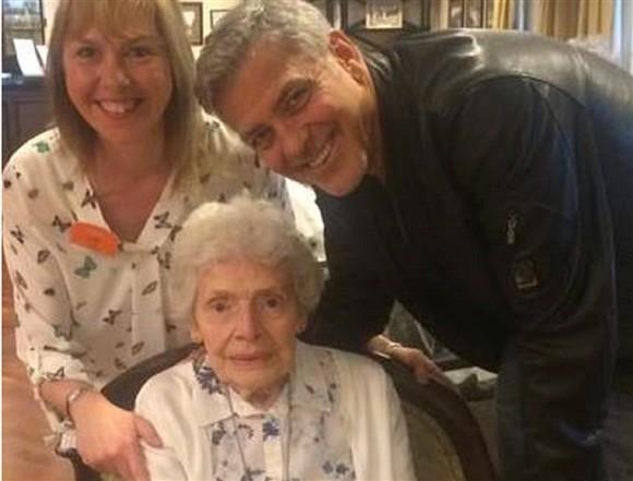 George Clooney surpreende fã de 87 anos no dia do seu aniversário