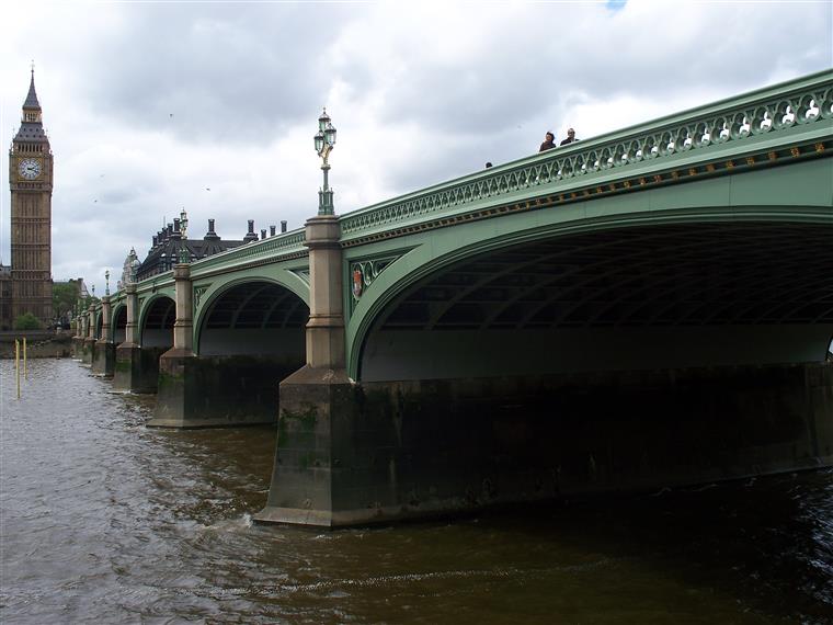 Vídeo mostra mulher a cair ao rio em Londres durante ataque