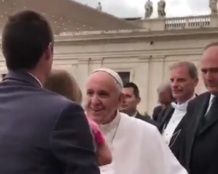 O momento hilariante em que uma criança rouba o chapéu a Papa