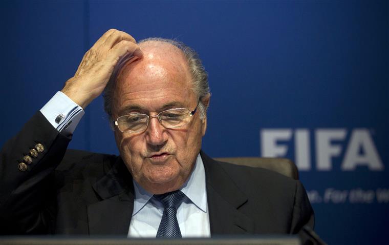 Placa com nome de Blatter retirada