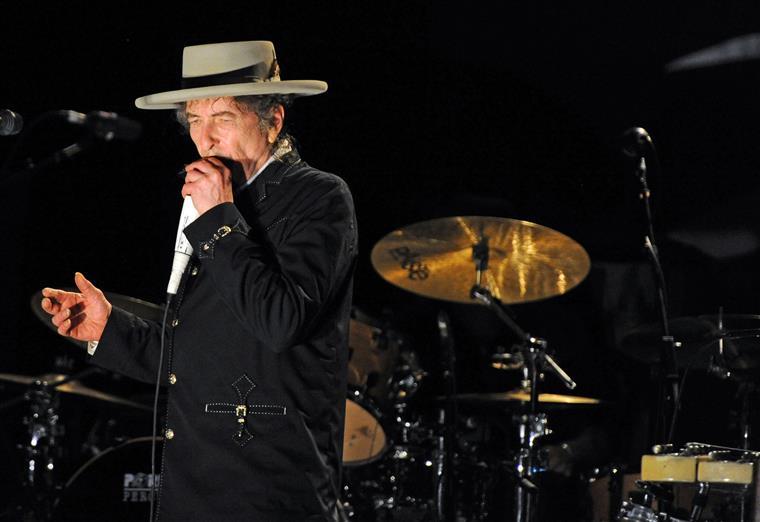 Bob Dylan dá concerto na Suécia mas ainda não contactou Academia para receber prémio Nobel
