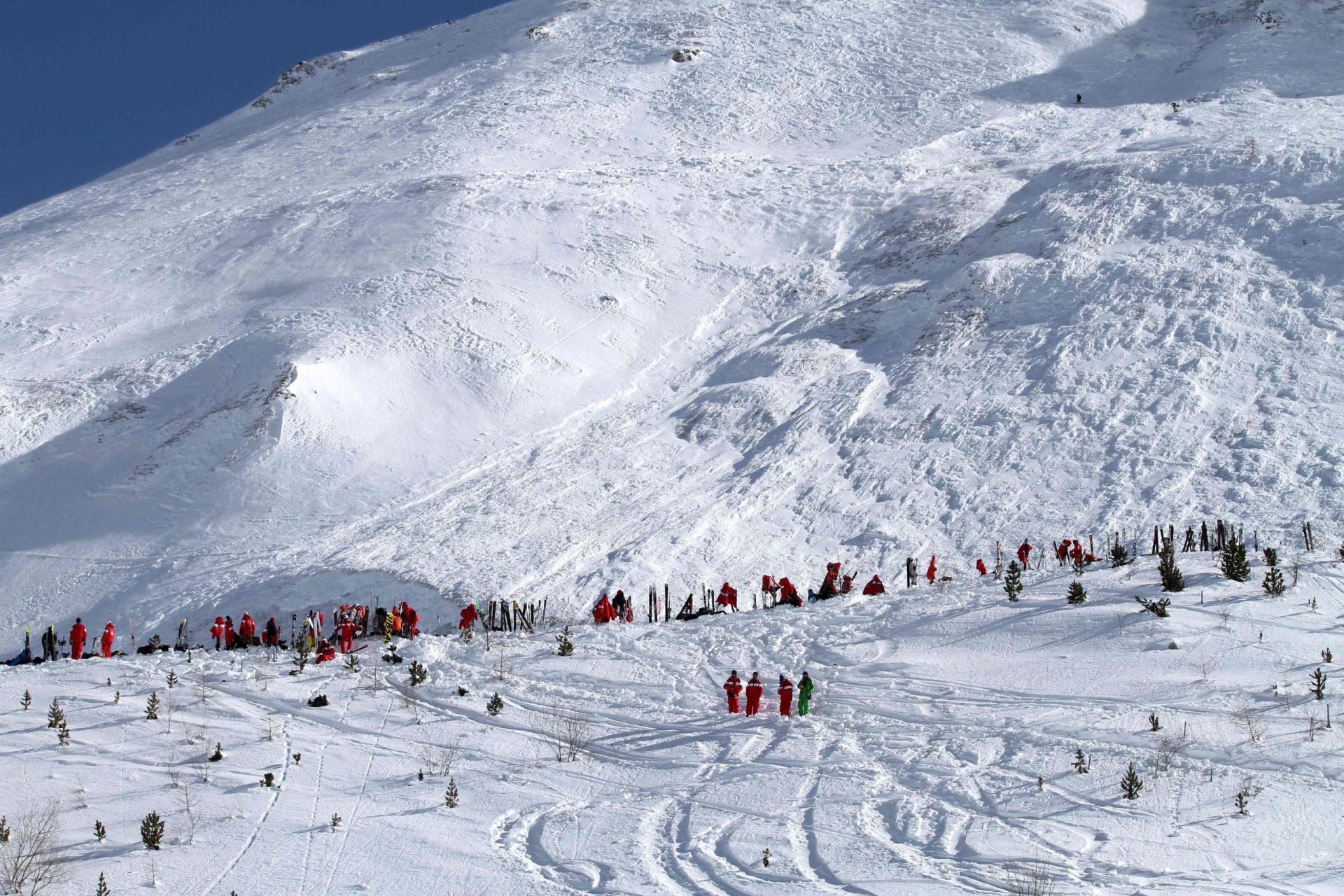 Avalanche nos Alpes franceses deixa várias pessoas soterradas