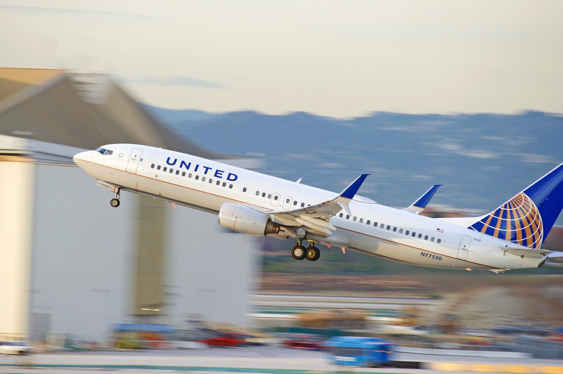 United Airlines fica sobrelotada e expulsa passageiro à força