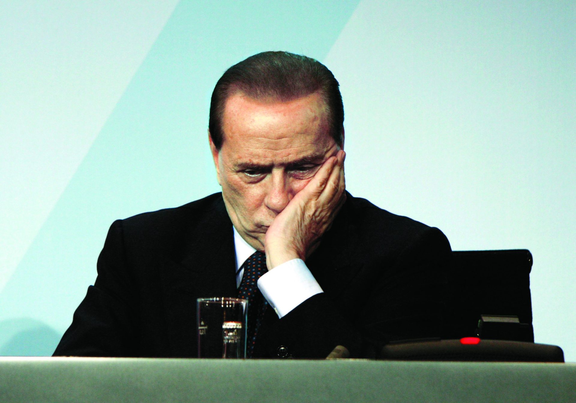 Berlusconi adota cinco cordeiros ao dar a cara pelo veganismo [Vídeo]