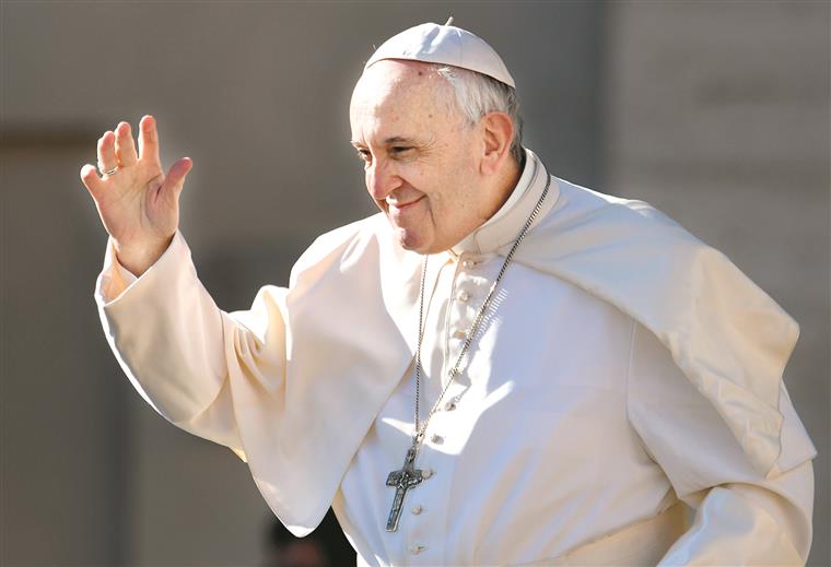 Papa Francisco abre lavandaria gratuita para carenciados