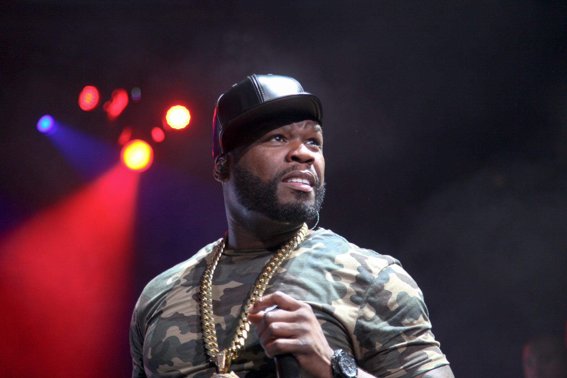 50 Cent dá murro a fã durante concerto