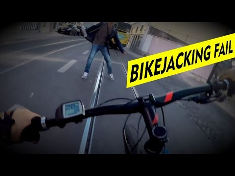 Homem tenta roubar bicicleta duas vezes num passeio de polícias em Lisboa [vídeo]