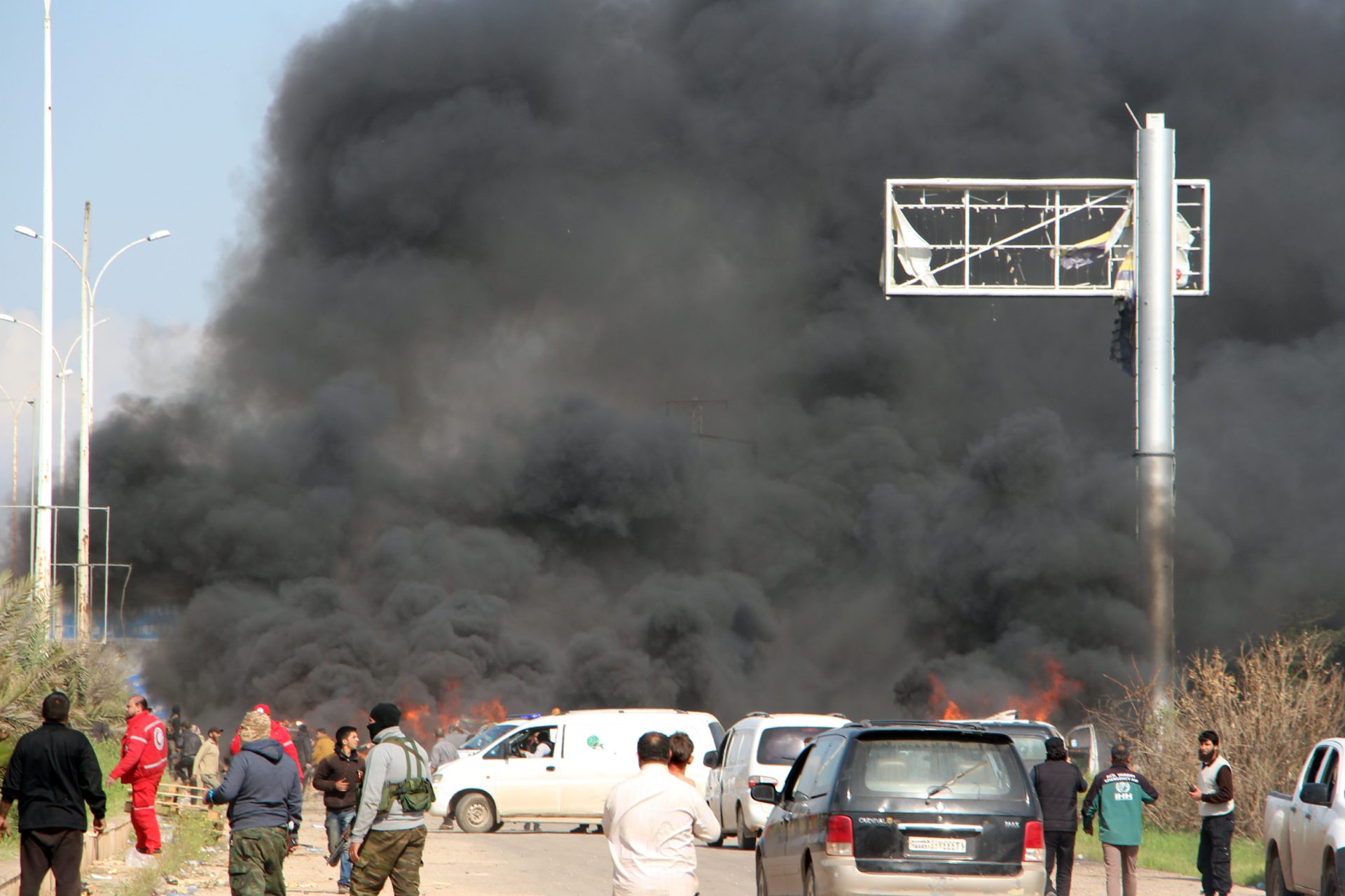 Explosão junto a autocarros que retiravam civis de Alepo faz 43 mortos