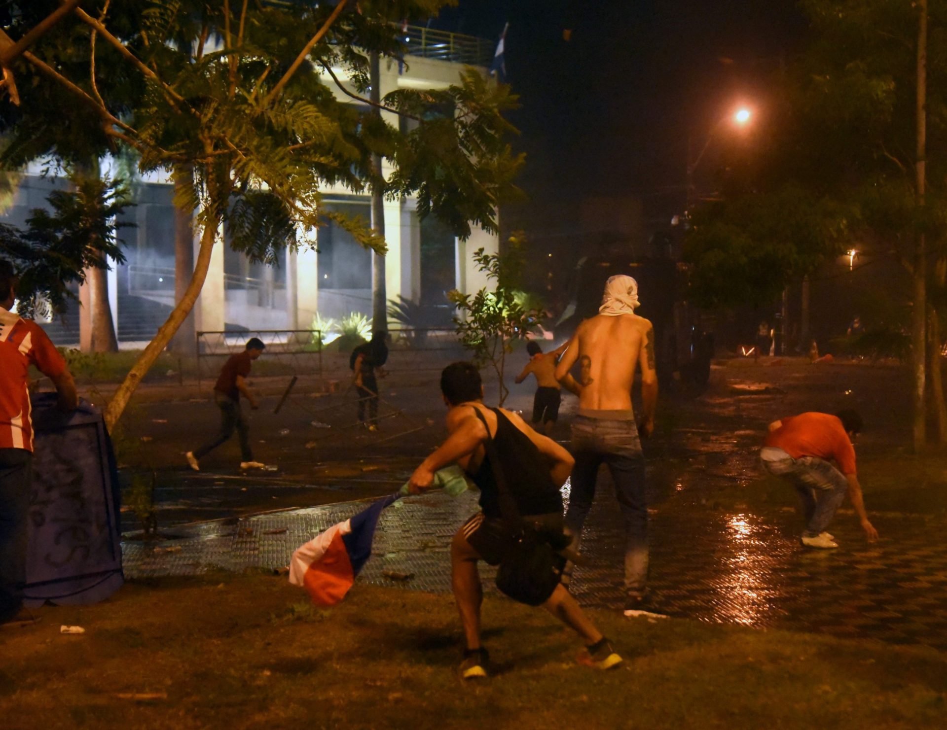 Paraguai. Protestos fazem vários feridos e um morto