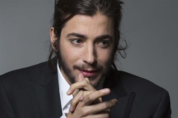 Salvador Sobral faz música com “zumbido” de casa-de-banho