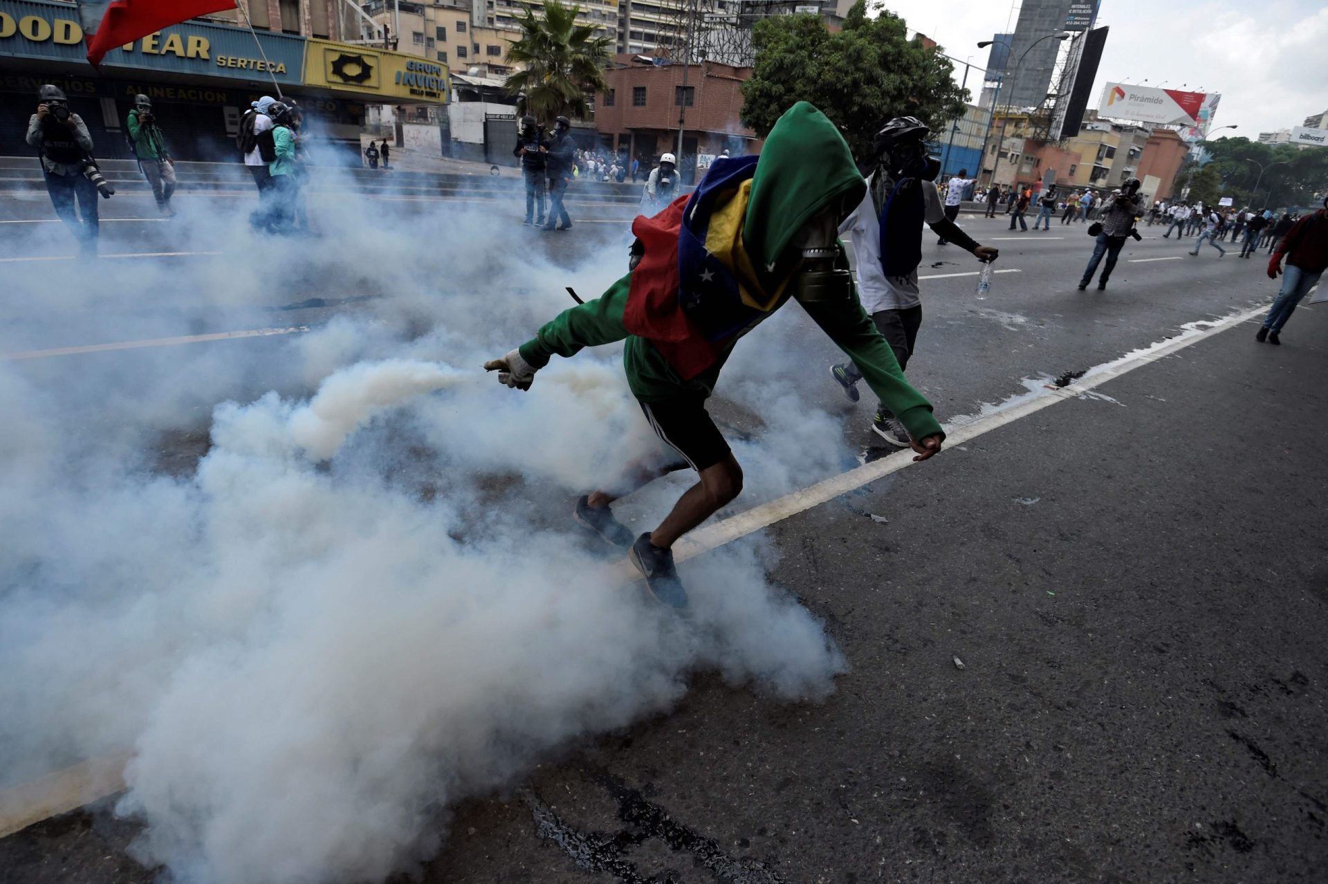 Jovem baleado durante manifestação na Venezuela