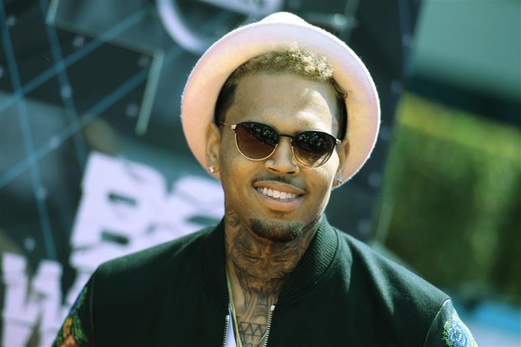 Chris Brown agride fotógrafo dentro de discoteca