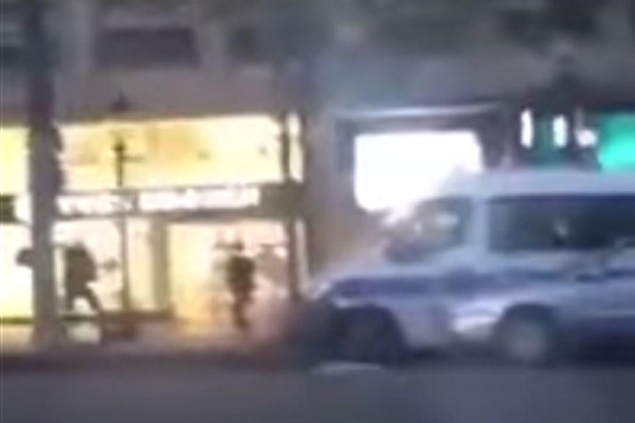 Vídeo mostra momento exato em que polícia responde a ataque do terrorista em Paris