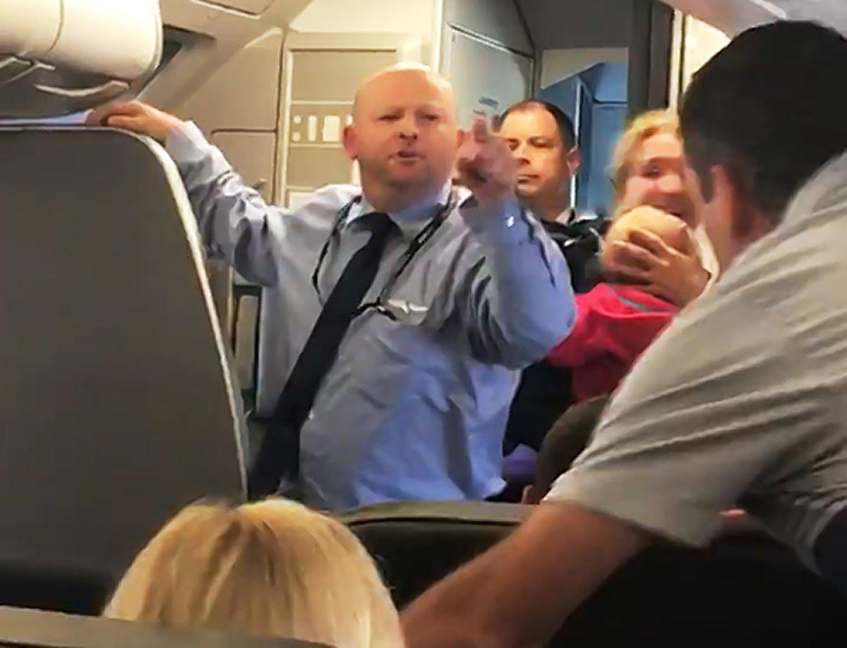Comissário de bordo acusado de agredir mulher com bebé ao colo em avião [vídeo]