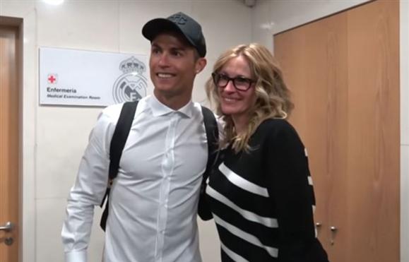 Julia Roberts fica encantada ao conhecer Cristiano Ronaldo