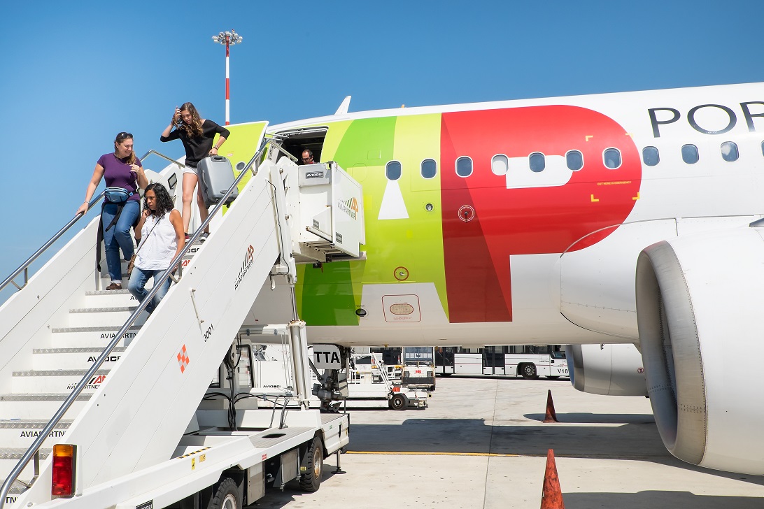 200 estudantes retidos no aeroporto da Madeira devido a vento forte