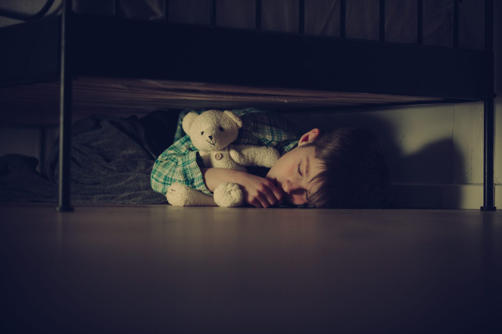 Criança dada como desaparecida afinal estava escondida debaixo da cama