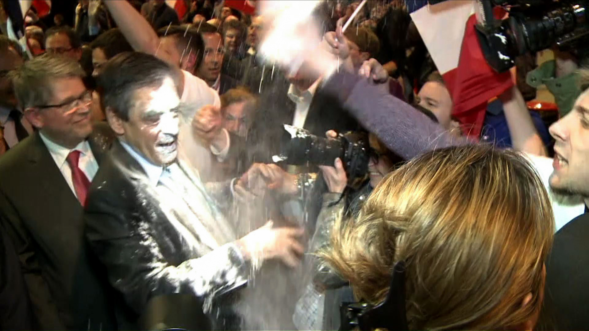 François Fillon atingido com farinha à chegada de comício em Estrasburgo
