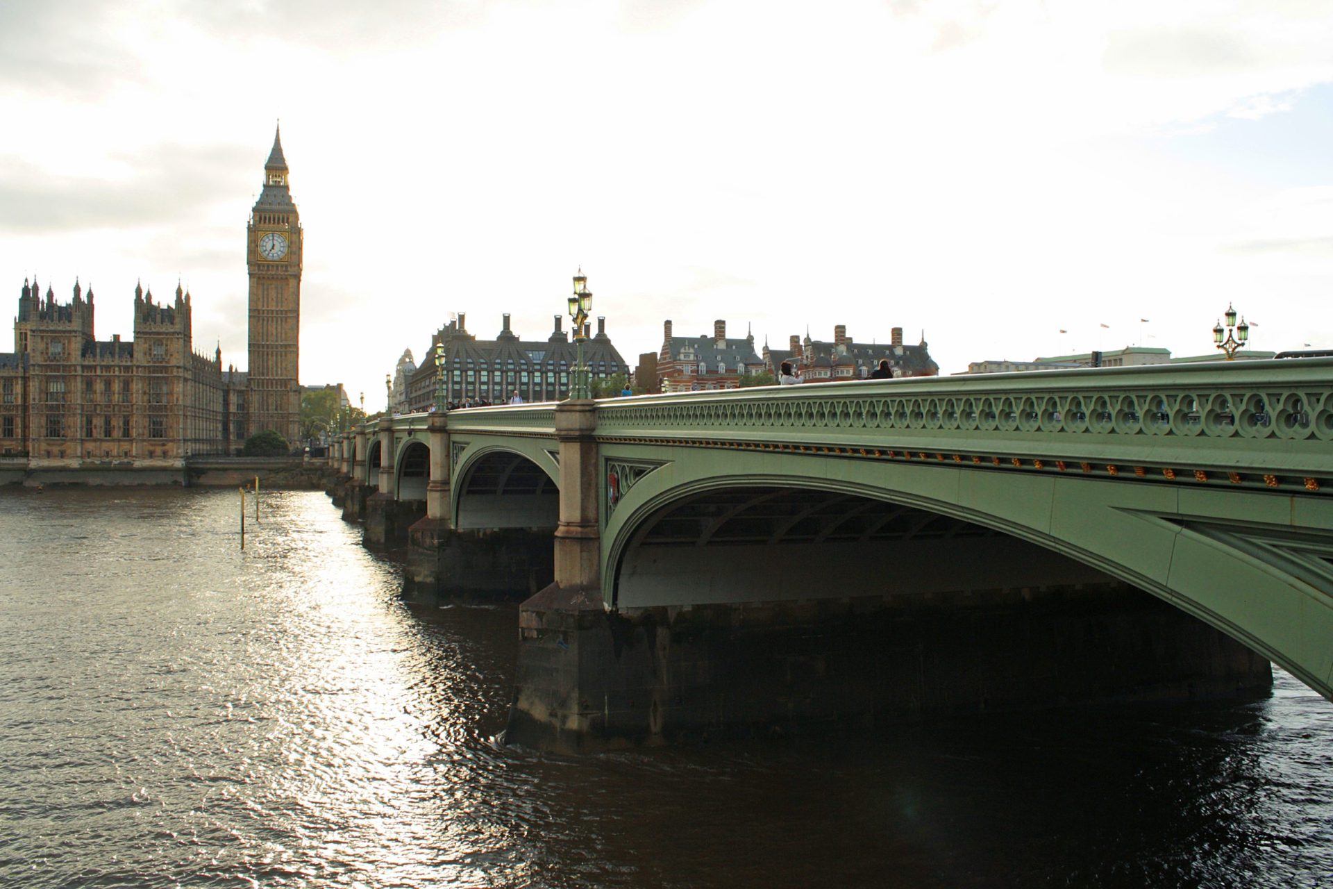 Morreu mulher que saltou da ponte para fugir ao ataque em Londres