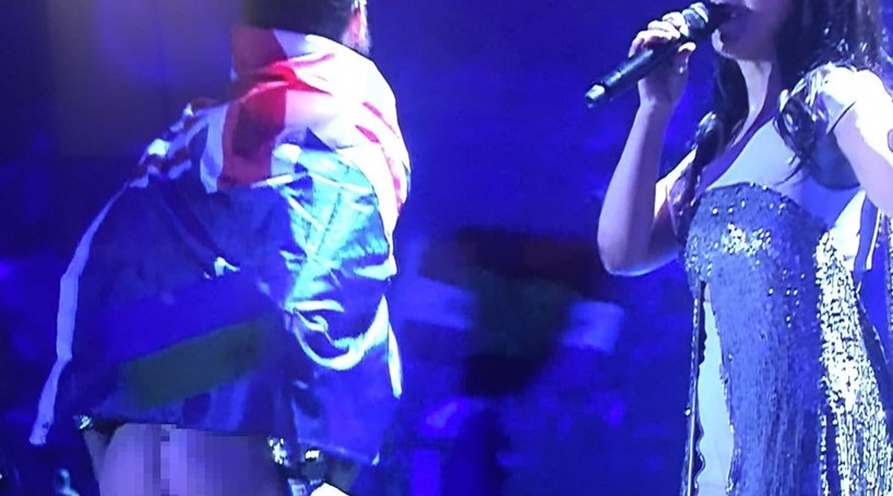 Espectador baixa as calças em direto após invadir palco da Eurovisão