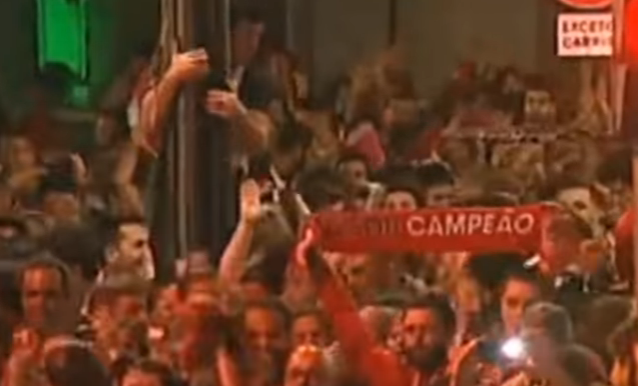 Salvador ‘canta’ durante festejos do Benfica