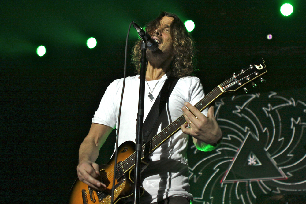 Suicídio por enforcamento foi a causa de morte de Chris Cornell
