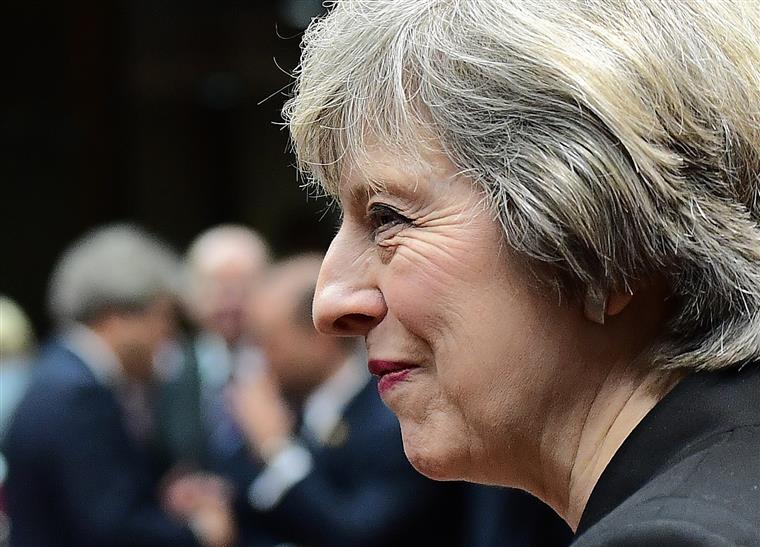 Theresa May quer cobrar mais a quem contratar imigrantes
