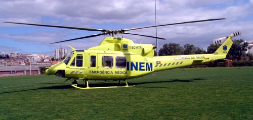 Helicóptero do INEM obrigado a fazer aterragem de emergência após ter sido atingido