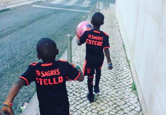 Filhas de Madonna brincam em Lisboa com camisolas do Benfica