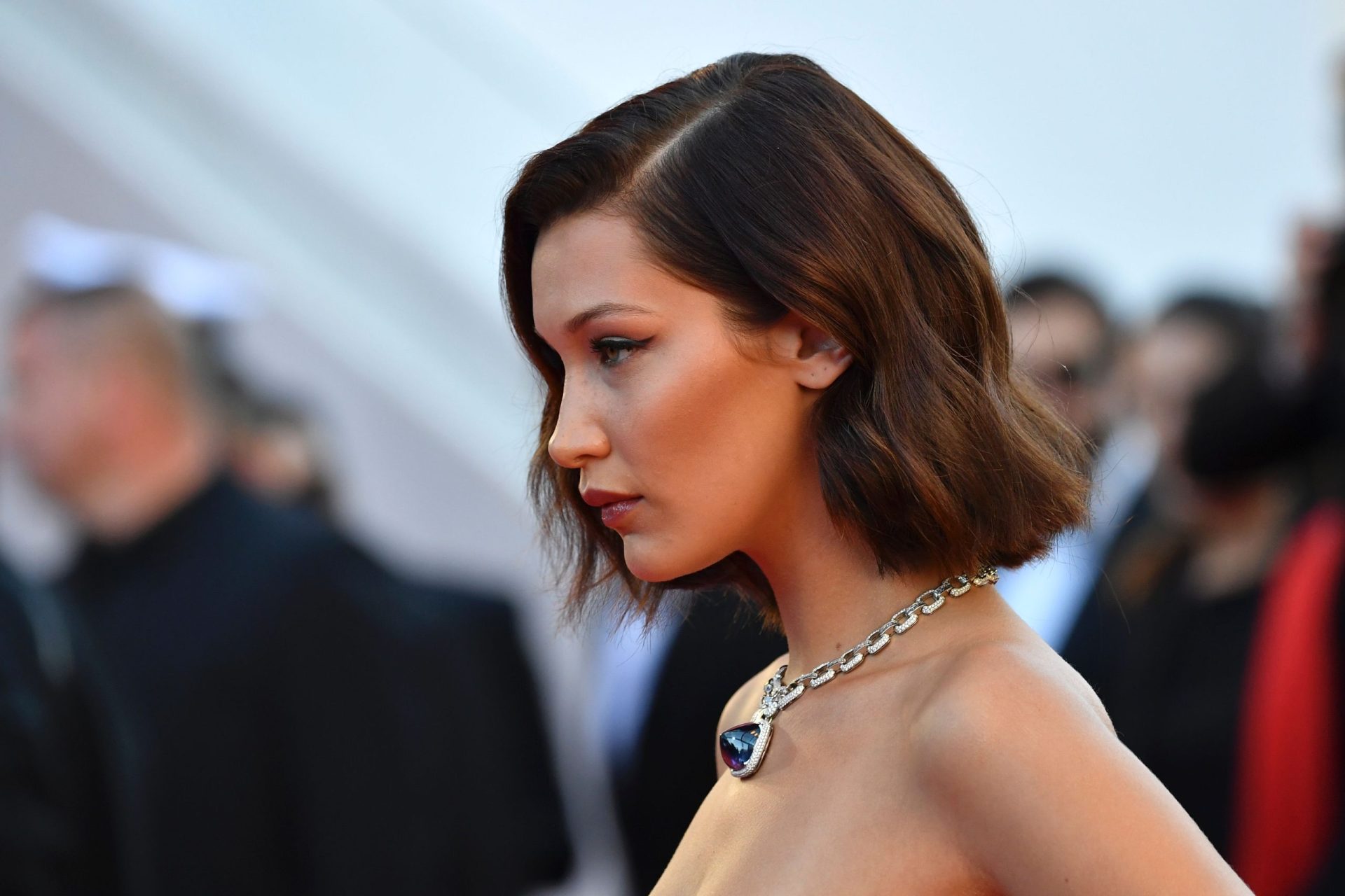 Bella Hadid quase nua em Cannes