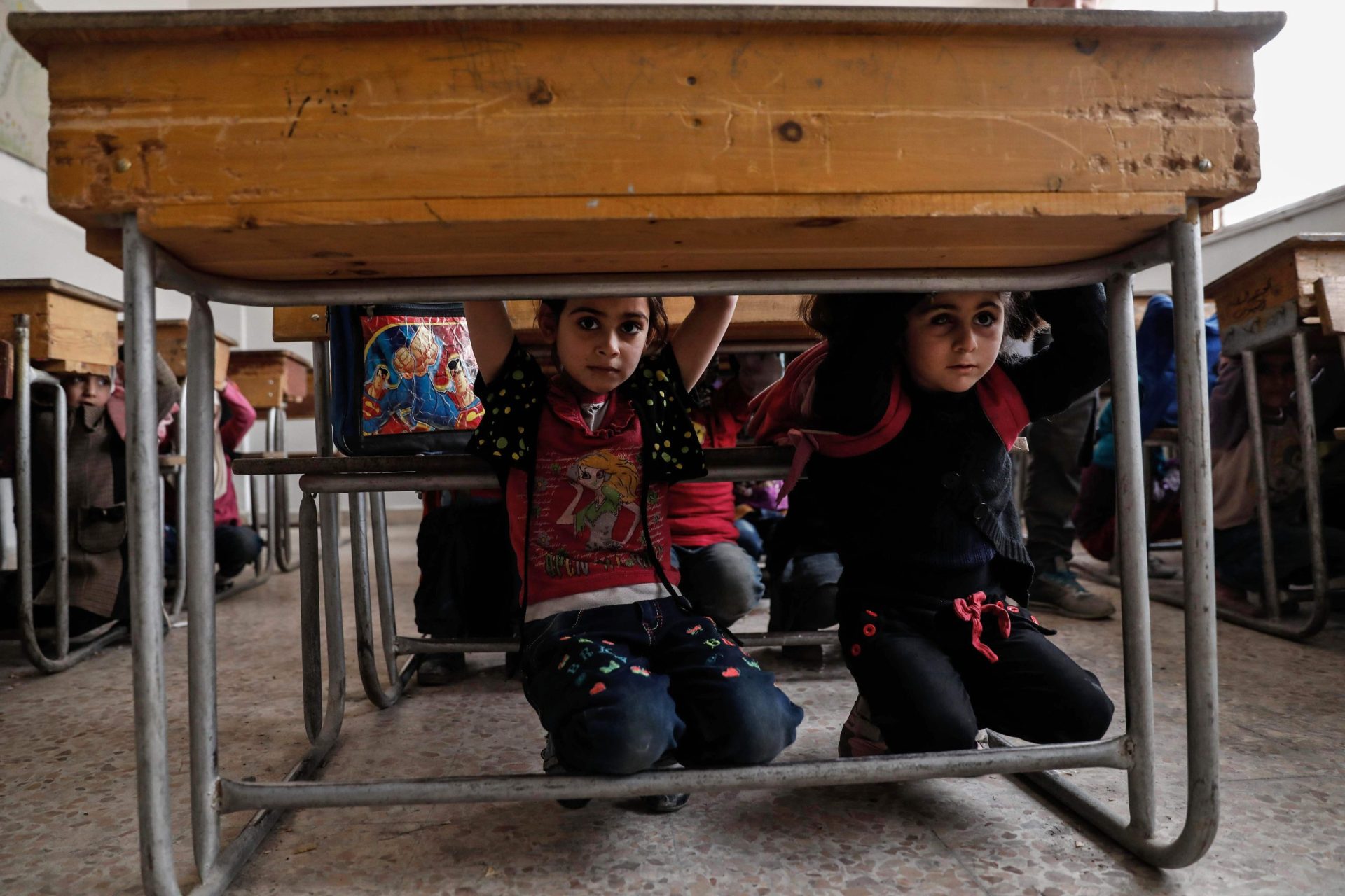 Crianças sírias aprendem a defender-se de ataques aéreos na escola [Fotogaleria]